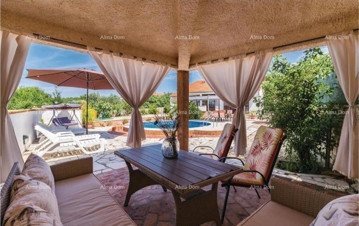 Casa con piscina in posizione tranquilla, Pula