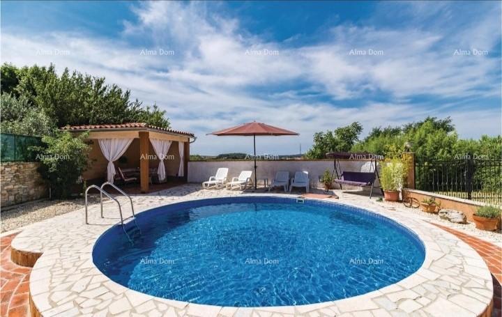 Casa con piscina in posizione tranquilla, Pula