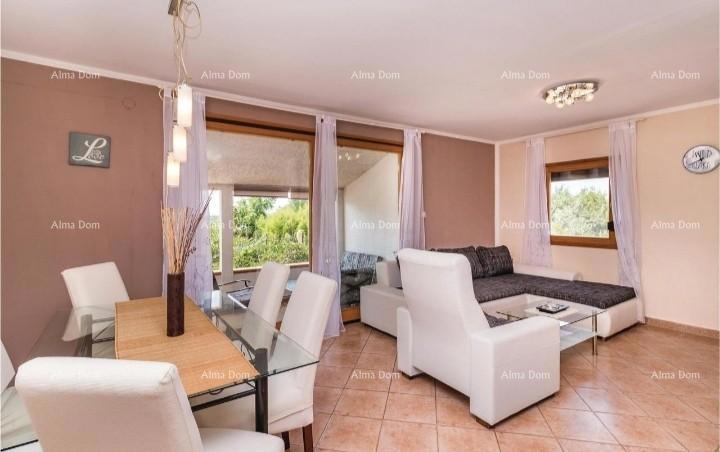 Casa con piscina in posizione tranquilla, Pula