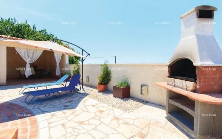 Casa con piscina in posizione tranquilla, Pula