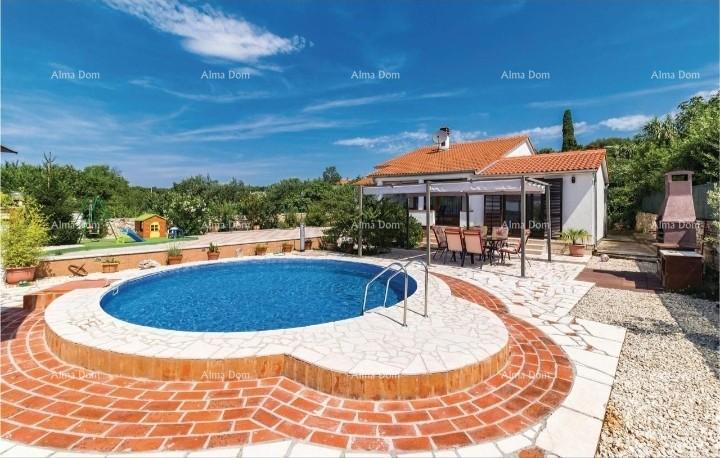 Casa con piscina in posizione tranquilla, Pula