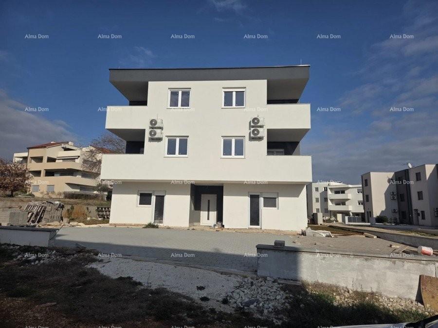 In vendita casa con tre appartamenti a Medolino