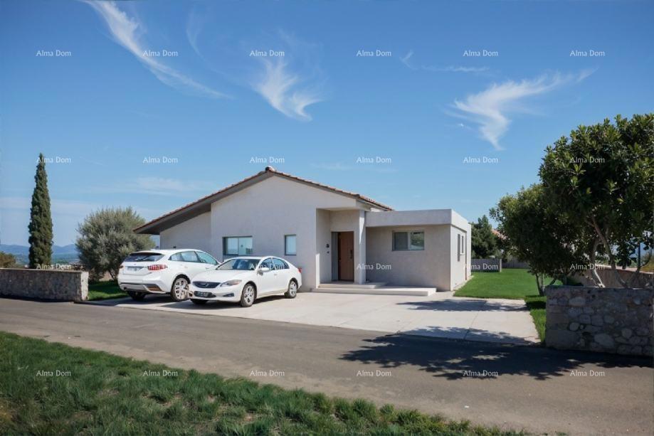 Terreno edificabile con permesso – progetto di casa con piscina