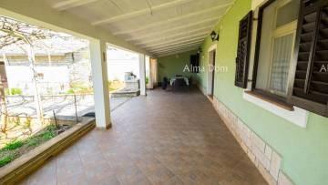 Autentica proprietà istriana vicino a Žminj – casa con grande potenziale!