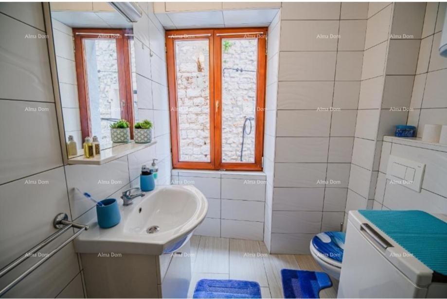 Vendita di un appartamento arredato e ristrutturato - prima fila sul mare! Umago