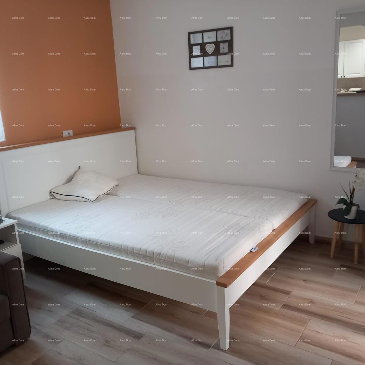 Pješčana Uvala, a 200 metri dalla spiaggia e dal mare, una graziosa casa con tre appartamenti.