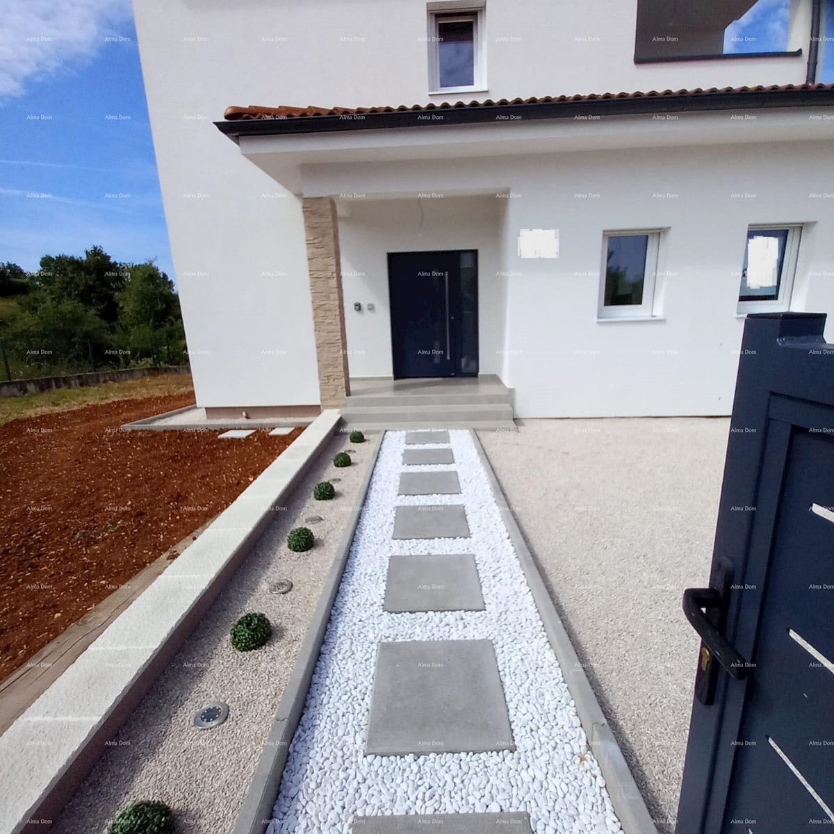 È in vendita una bellissima casa su un piano con piscina