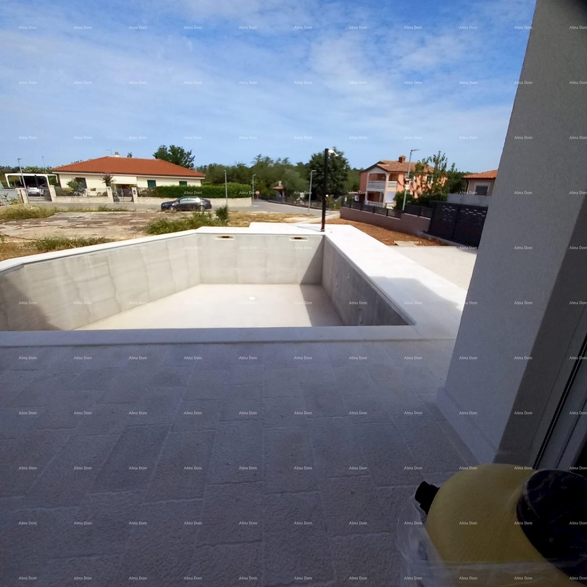 È in vendita una bellissima casa su un piano con piscina