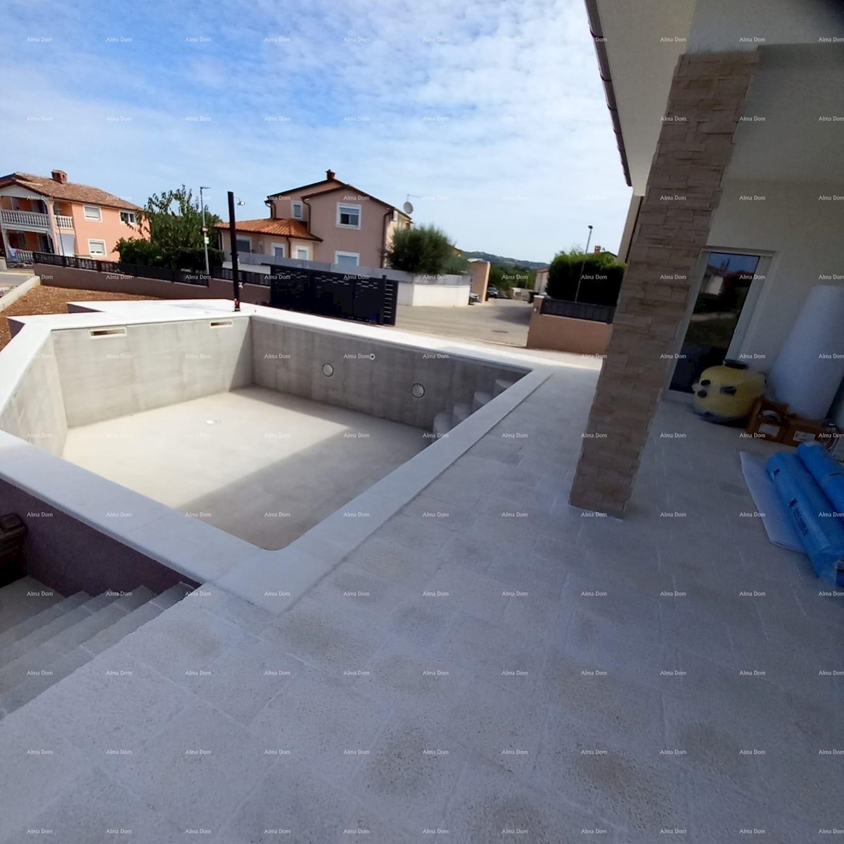 È in vendita una bellissima casa su un piano con piscina