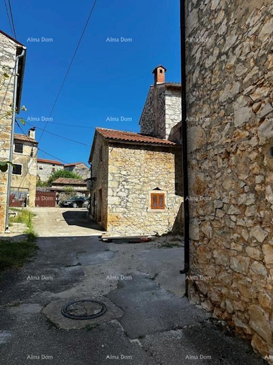 Casa in vendita nel centro di Verteneglio con parcheggio e cortile propri