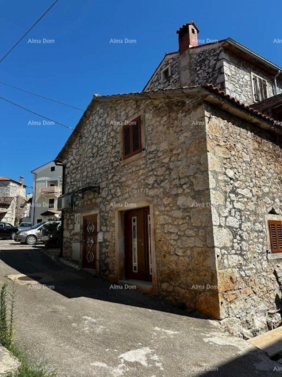 Casa in vendita nel centro di Verteneglio con parcheggio e cortile propri