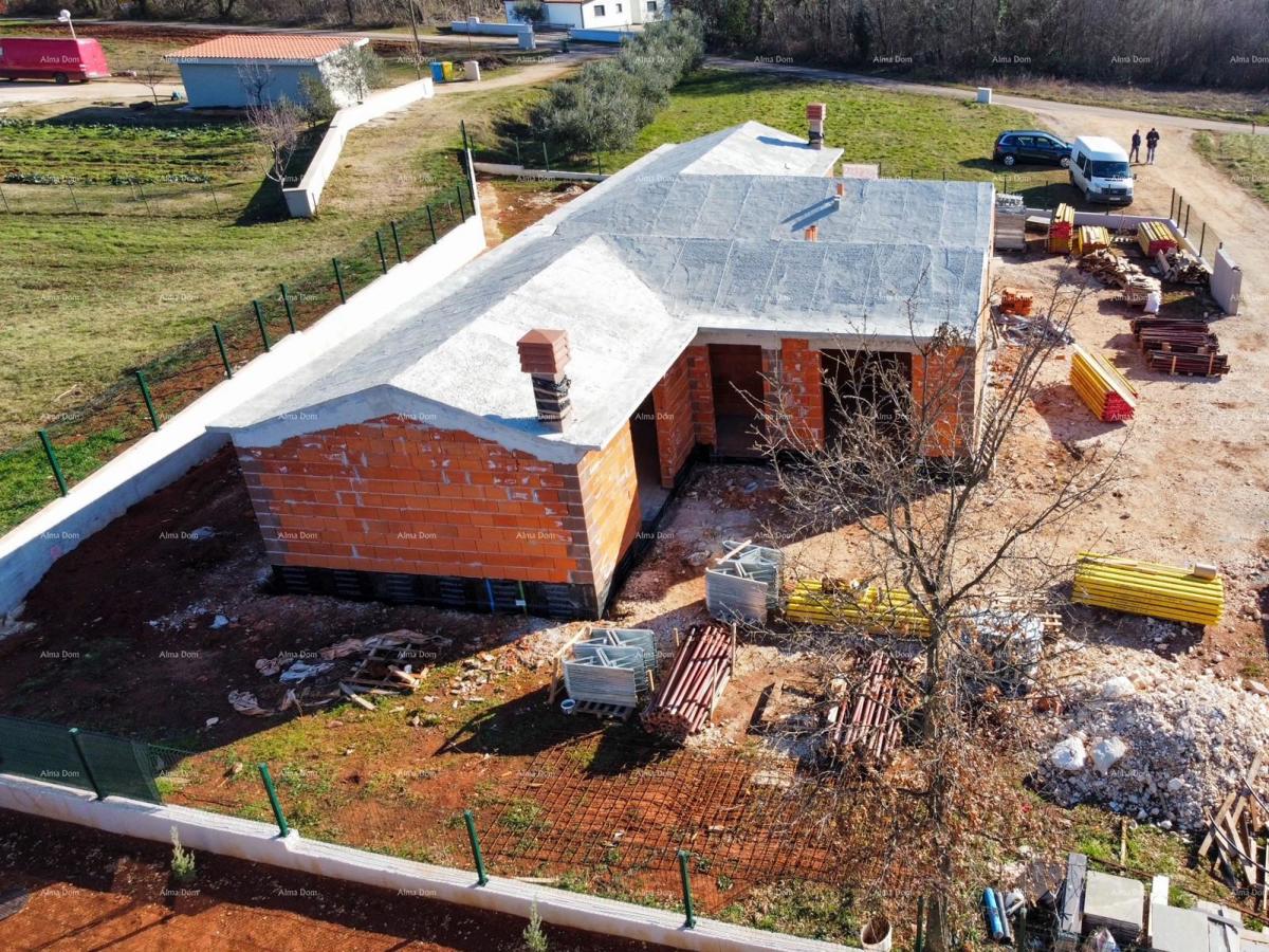 Barban Kožljani, un piccolo villaggio istriano, avviata la costruzione di due case bifamiliari.