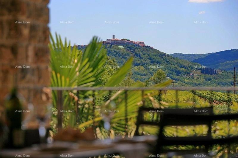 Casale in pietra con piscina e vista panoramica.