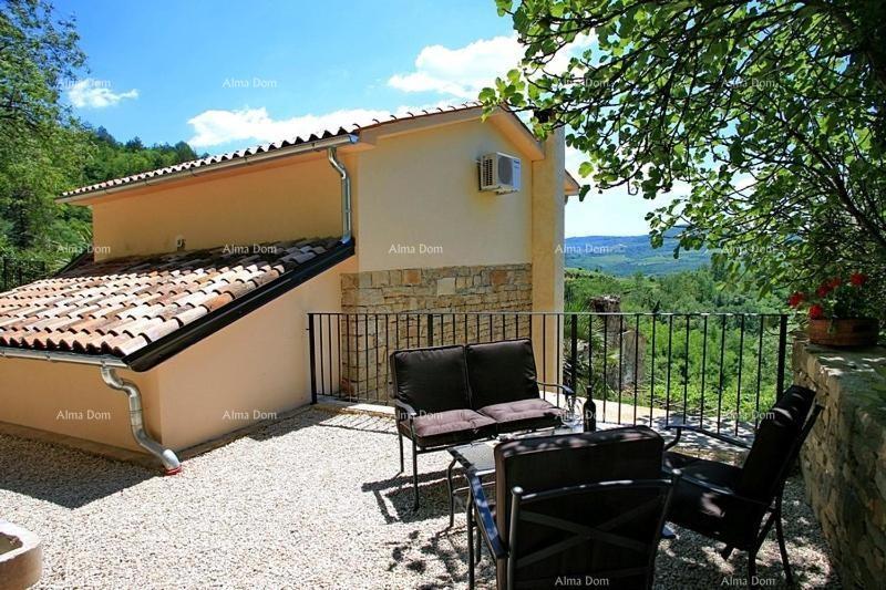 Casale in pietra con piscina e vista panoramica.