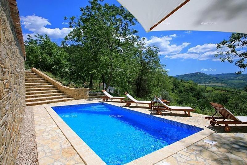 Casale in pietra con piscina e vista panoramica.