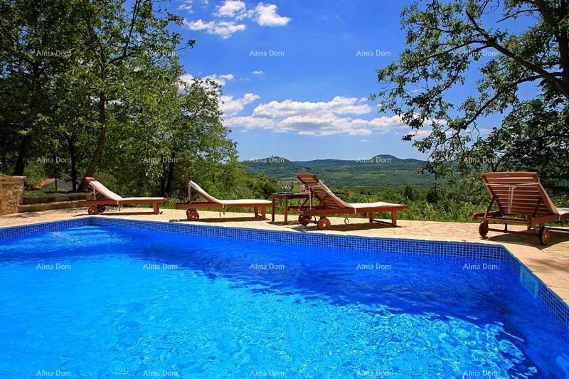 Casale in pietra con piscina e vista panoramica.