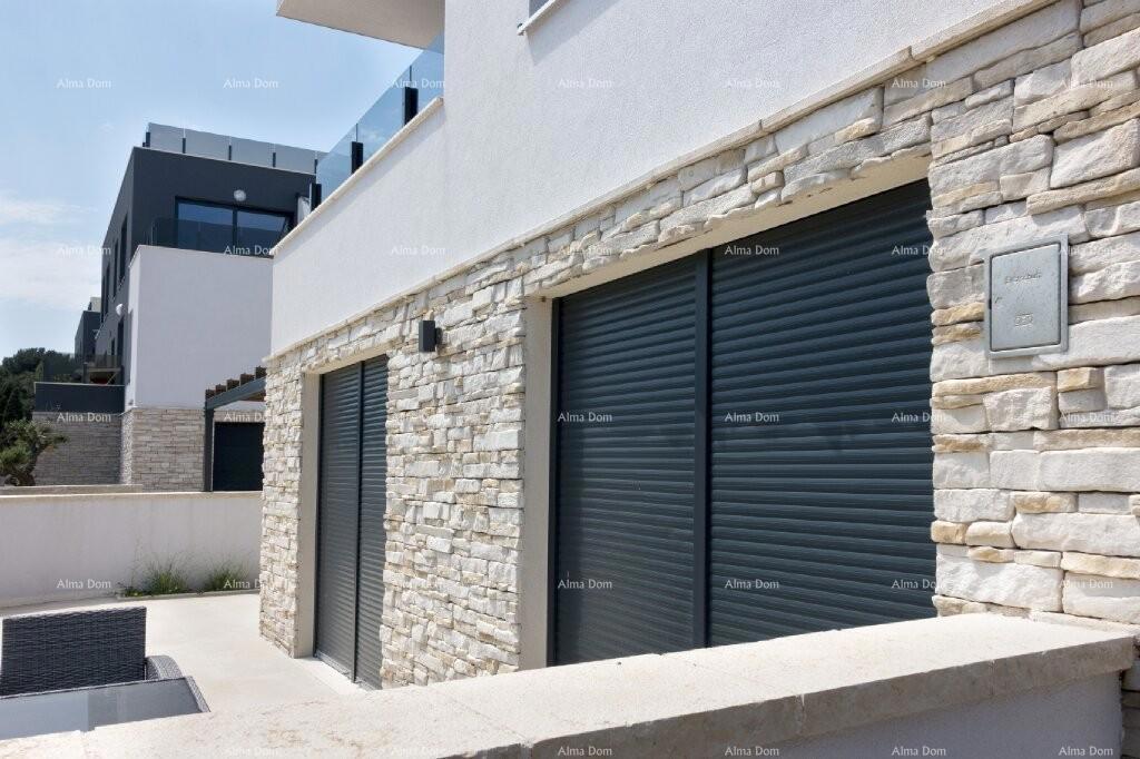 Parenzo, edificio residenziale e commerciale in costruzione con appartamenti e garage sotterranei