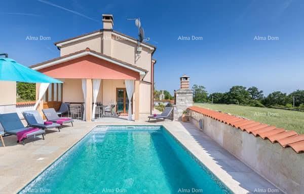 Una bellissima casa con piscina, immersa nel verde!