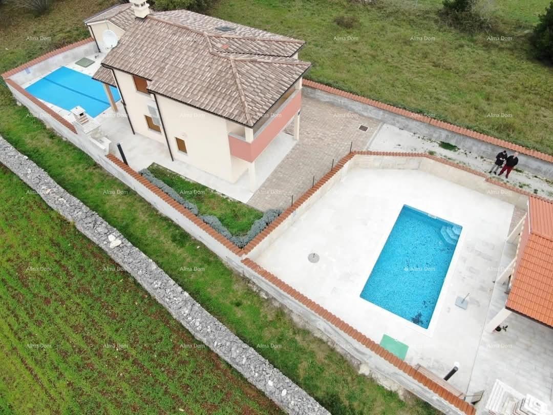 Una bellissima casa con piscina, immersa nel verde!