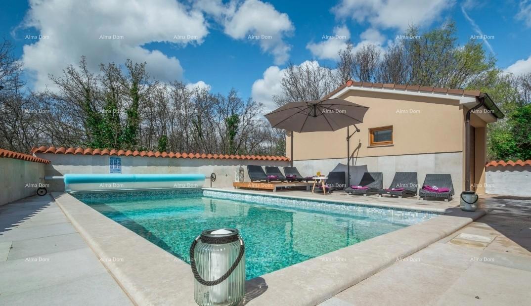 Una bellissima casa con piscina, immersa nel verde!