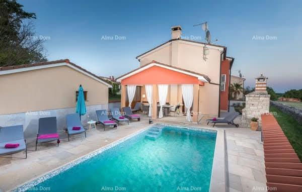 Una bellissima casa con piscina, immersa nel verde!