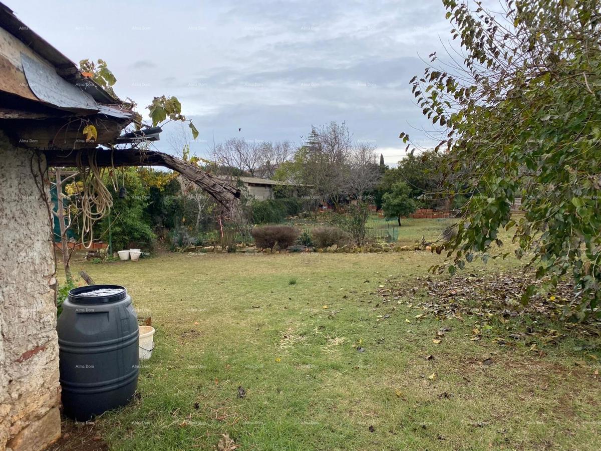 Vendita di una casa bifamiliare con annesso (casa più piccola) e terreno, Pola!