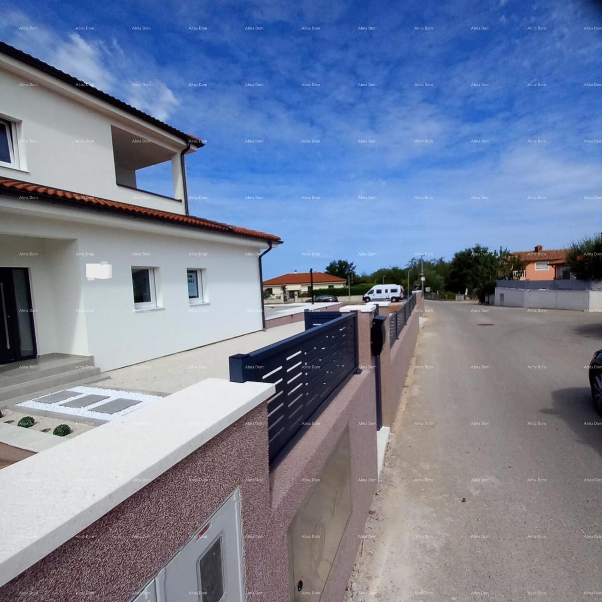 È in vendita una bellissima casa su un piano con piscina