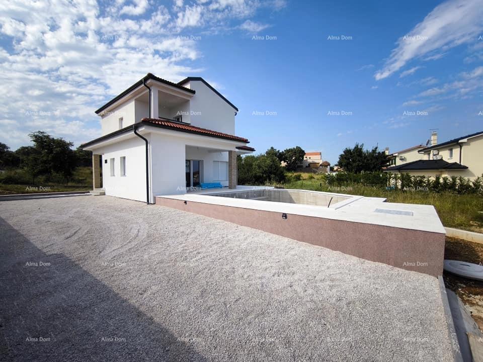 È in vendita una bellissima casa su un piano con piscina