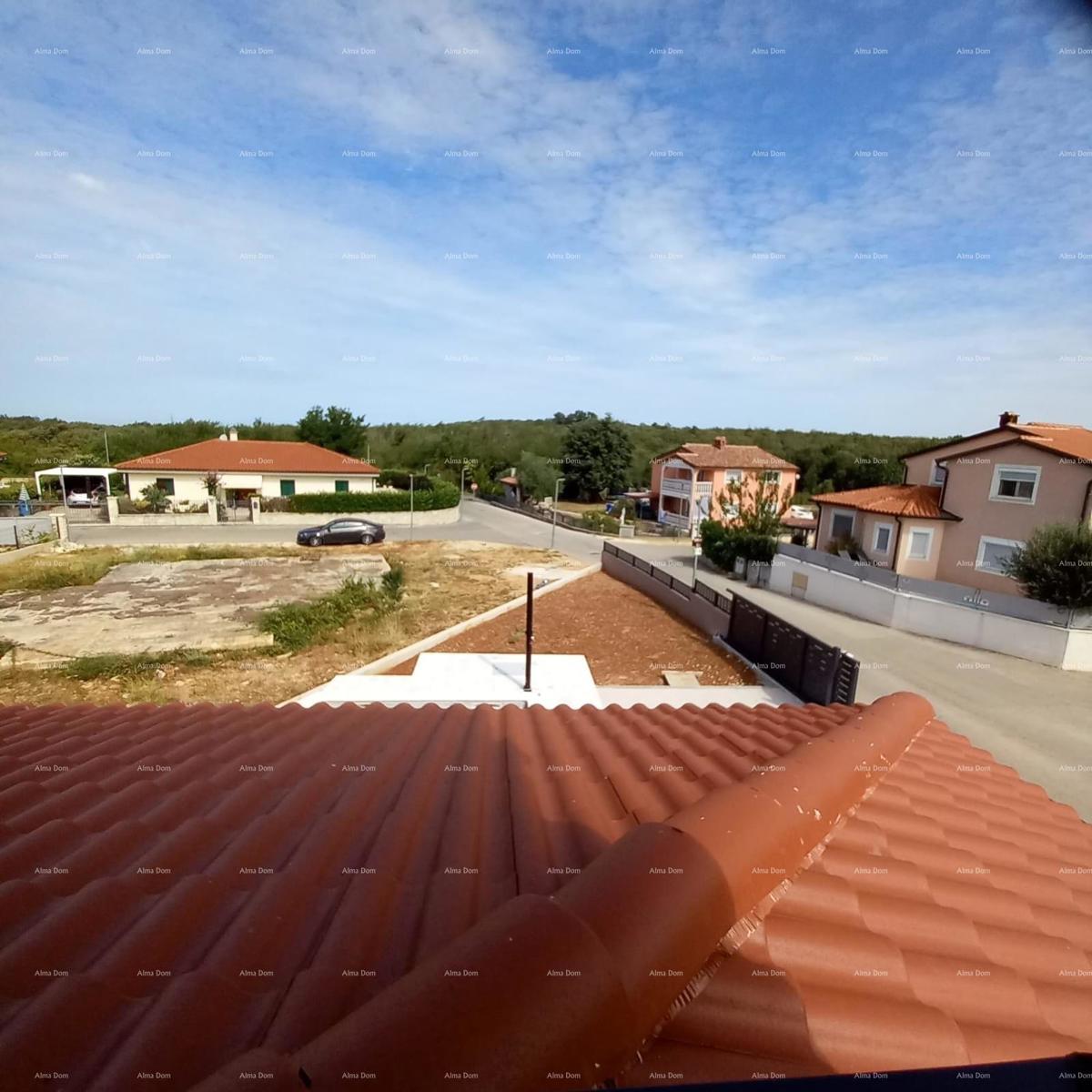 È in vendita una bellissima casa su un piano con piscina