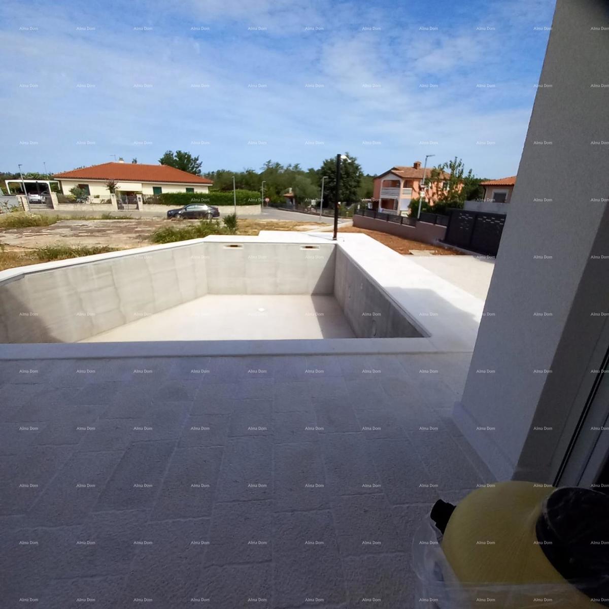 È in vendita una bellissima casa su un piano con piscina