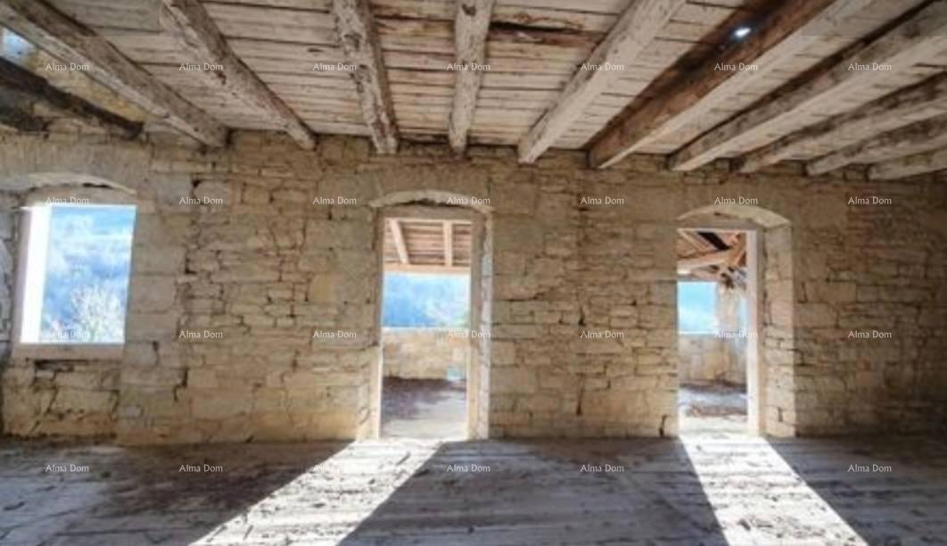 Due case in pietra da ristrutturare con ampio terreno – Montona