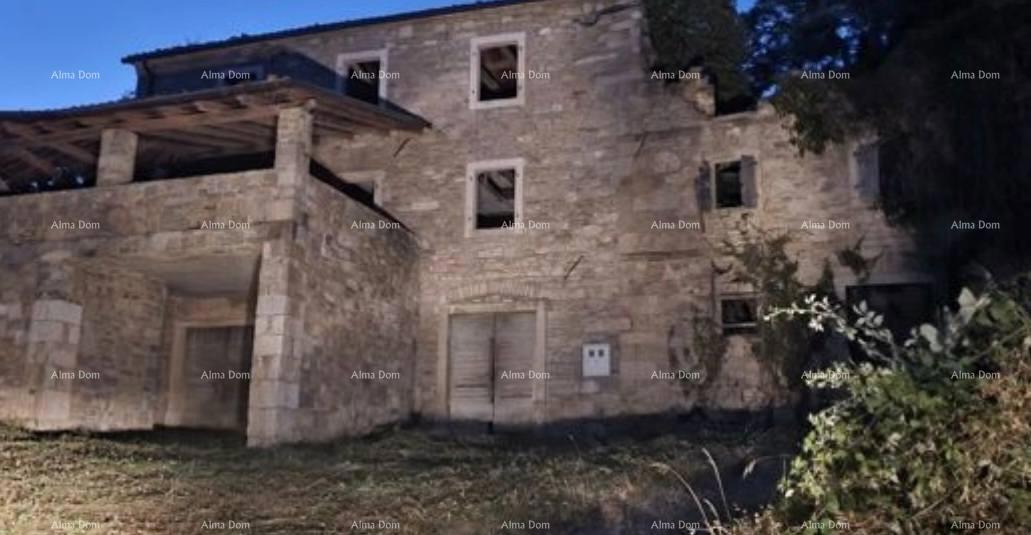 Due case in pietra da ristrutturare con ampio terreno – Montona