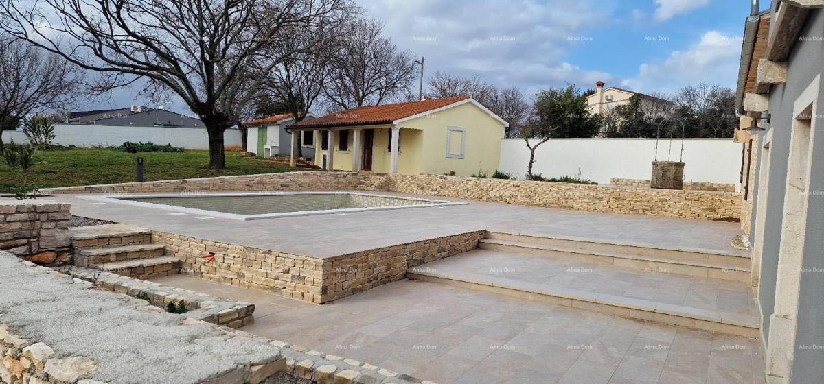 In vendita casa con piscina e giardino – tranquillo villaggio vicino a Barbana