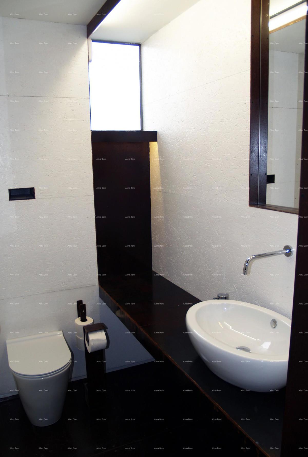 Ližnjan – Edificio commerciale con terreno edificabile aggiuntivo in posizione centrale e attraente