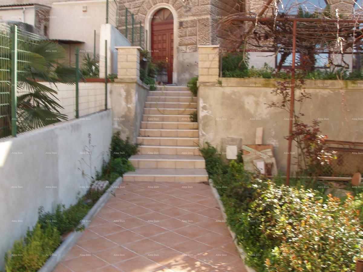 Pula. Casa con spazio commerciale e garage!