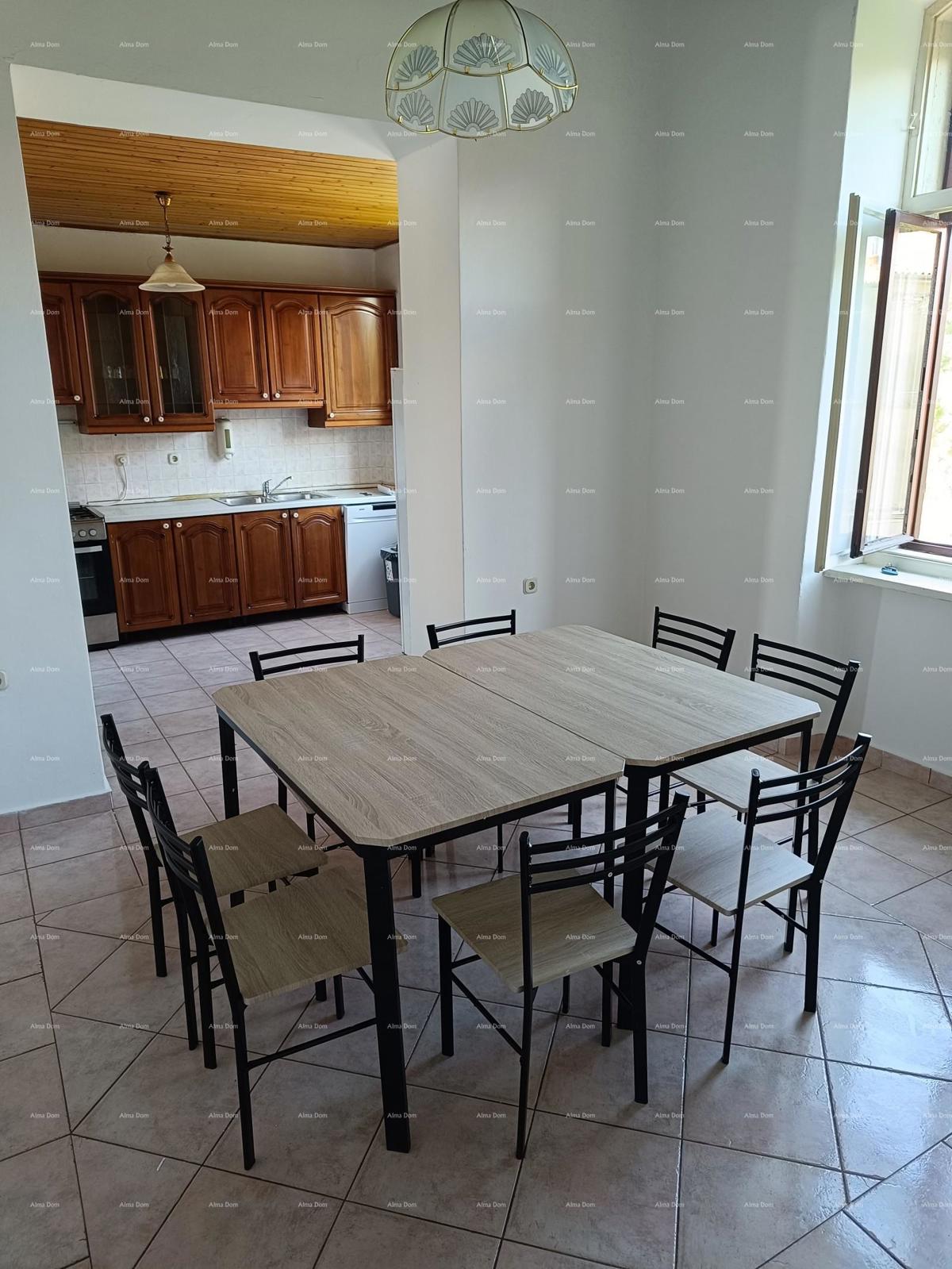 Pula. Casa con spazio commerciale e garage!