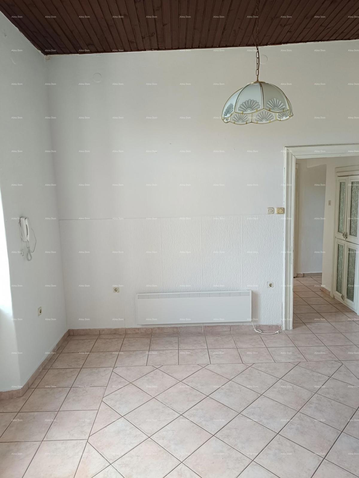 Pula. Casa con spazio commerciale e garage!