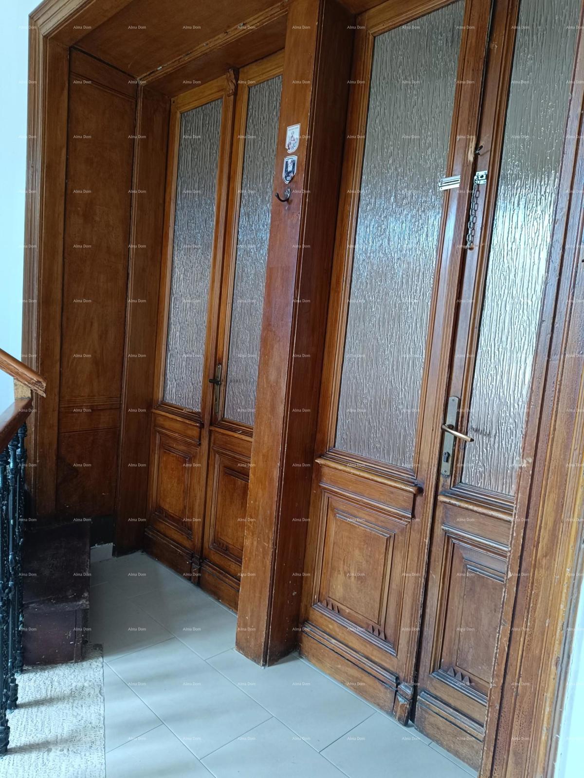 Pula. Casa con spazio commerciale e garage!