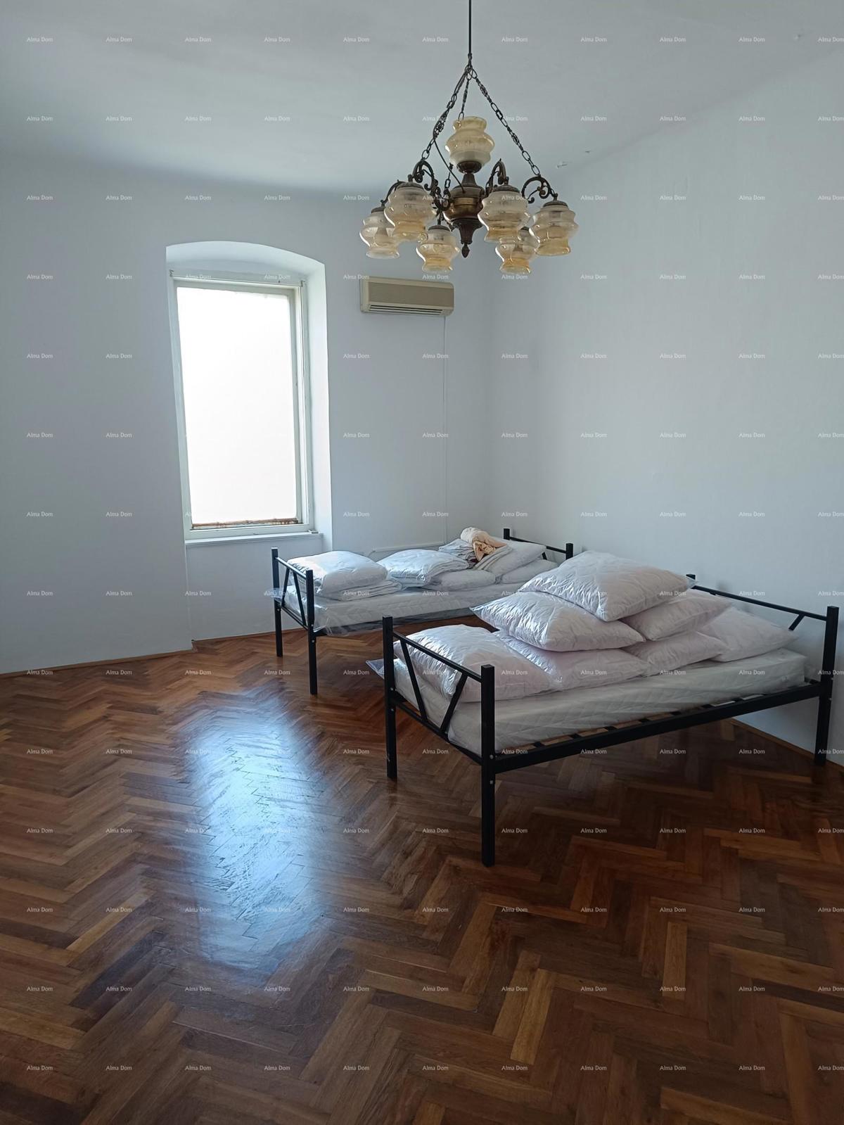 Pula. Casa con spazio commerciale e garage!