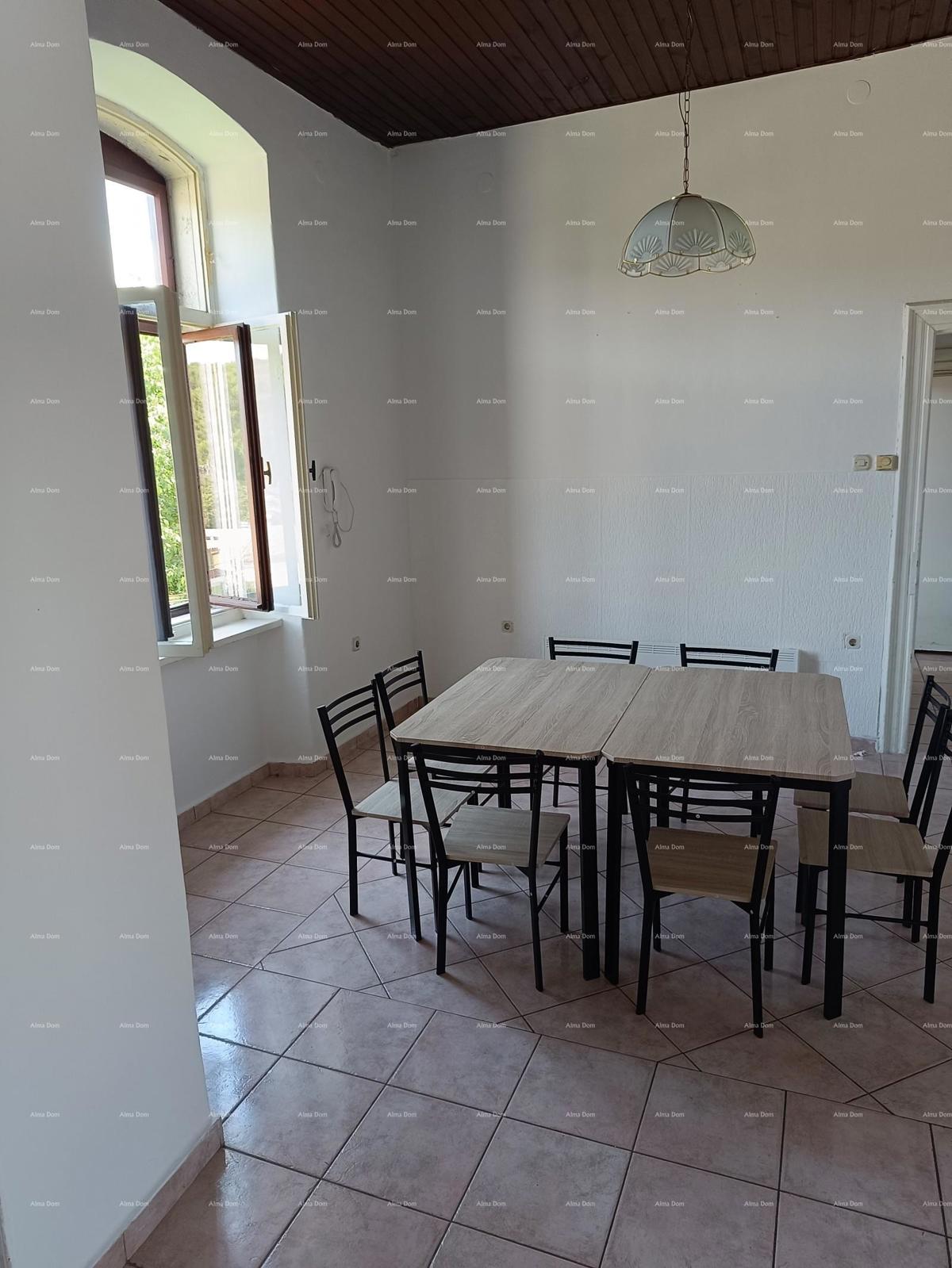 Pula. Casa con spazio commerciale e garage!