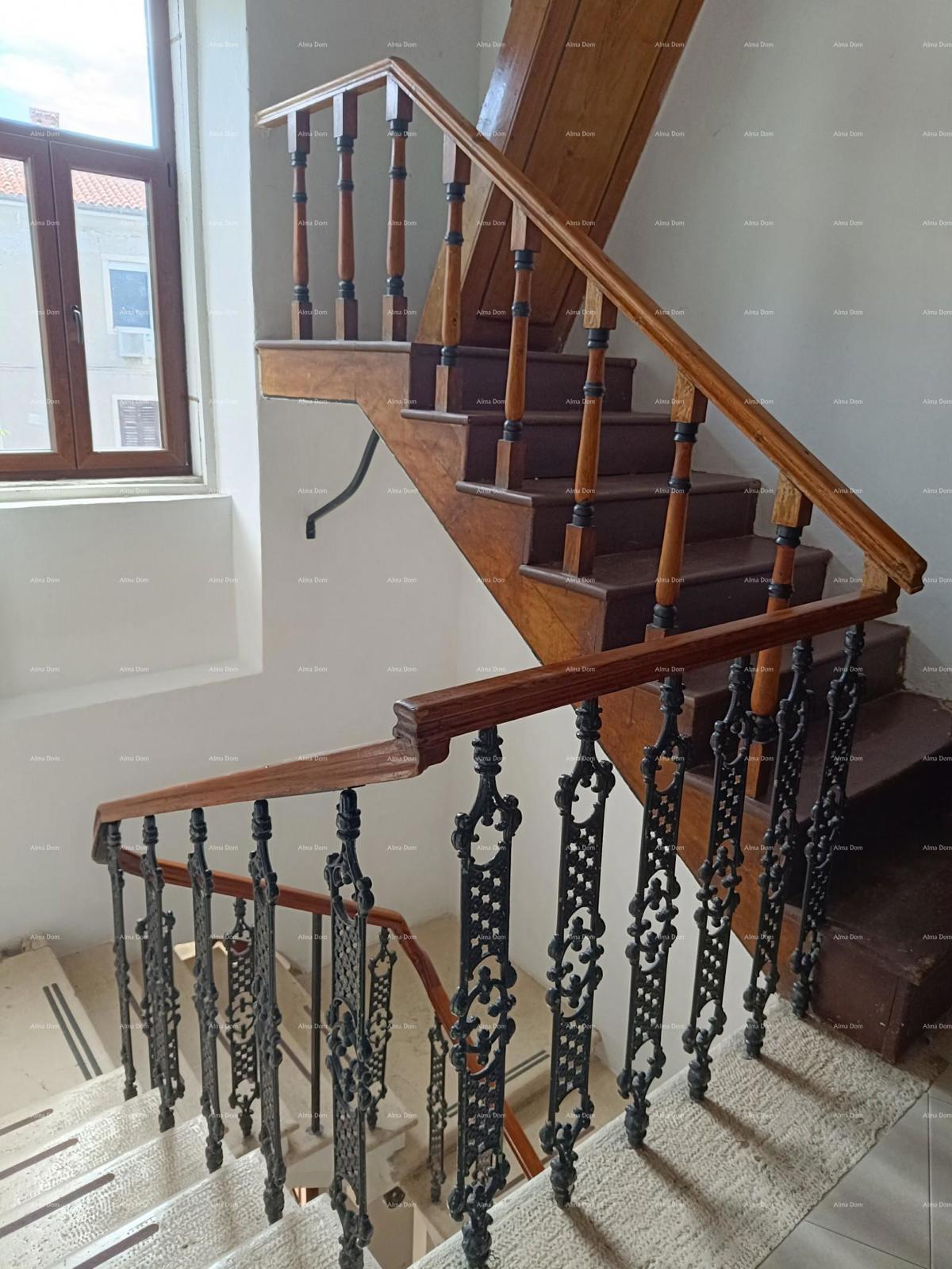 Pula. Casa con spazio commerciale e garage!