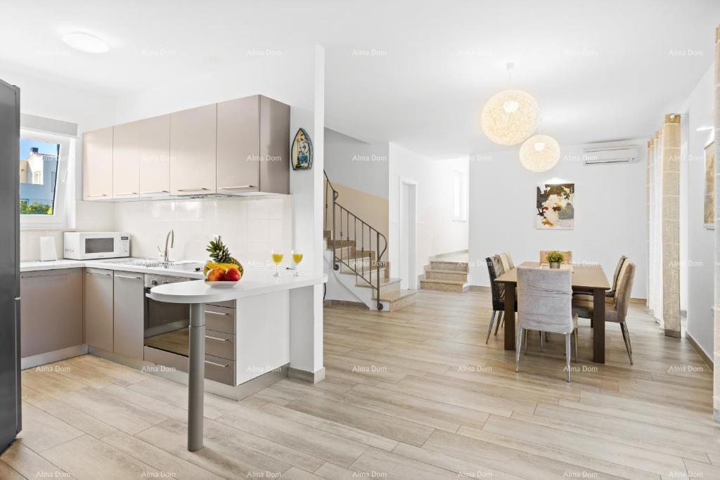 Vendere una bellissima, lussuosa villa istriana in una posizione attraente, Pošesi, Medolino!