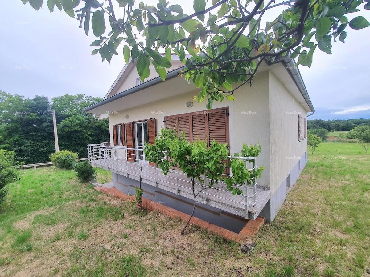 Casa familiare con garage, cantina e possibilità di acquisto di terreno aggiuntivo – 30 min da Pola