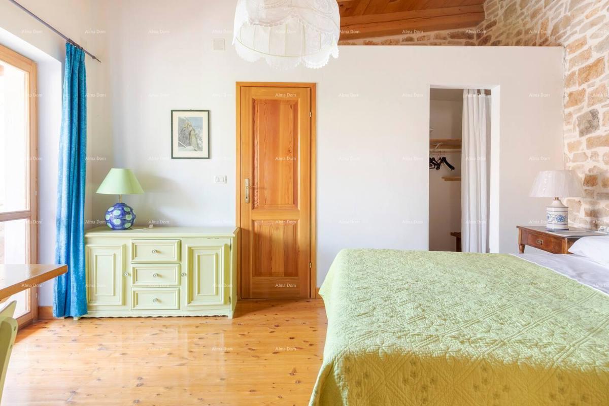 Marcana. Due case in pietra con piscina.