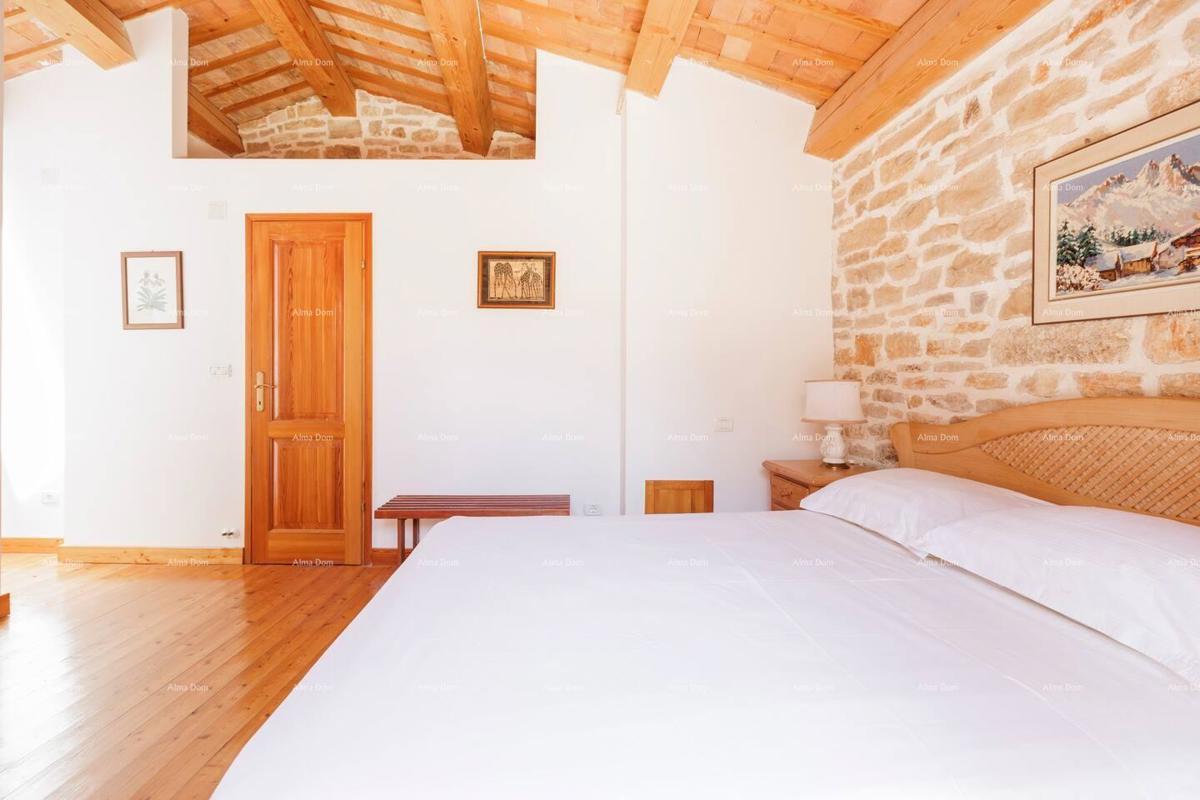 Marcana. Due case in pietra con piscina.