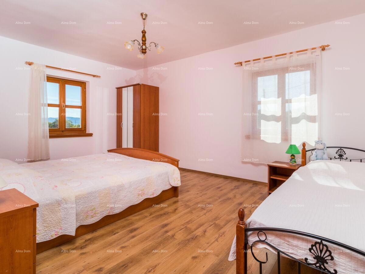 The translation of "Lijepa Villa blizina Pazina" to Italian is "Bella Villa vicino a Pazin."