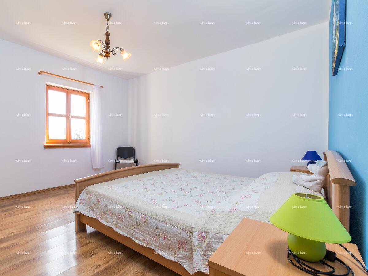 The translation of "Lijepa Villa blizina Pazina" to Italian is "Bella Villa vicino a Pazin."