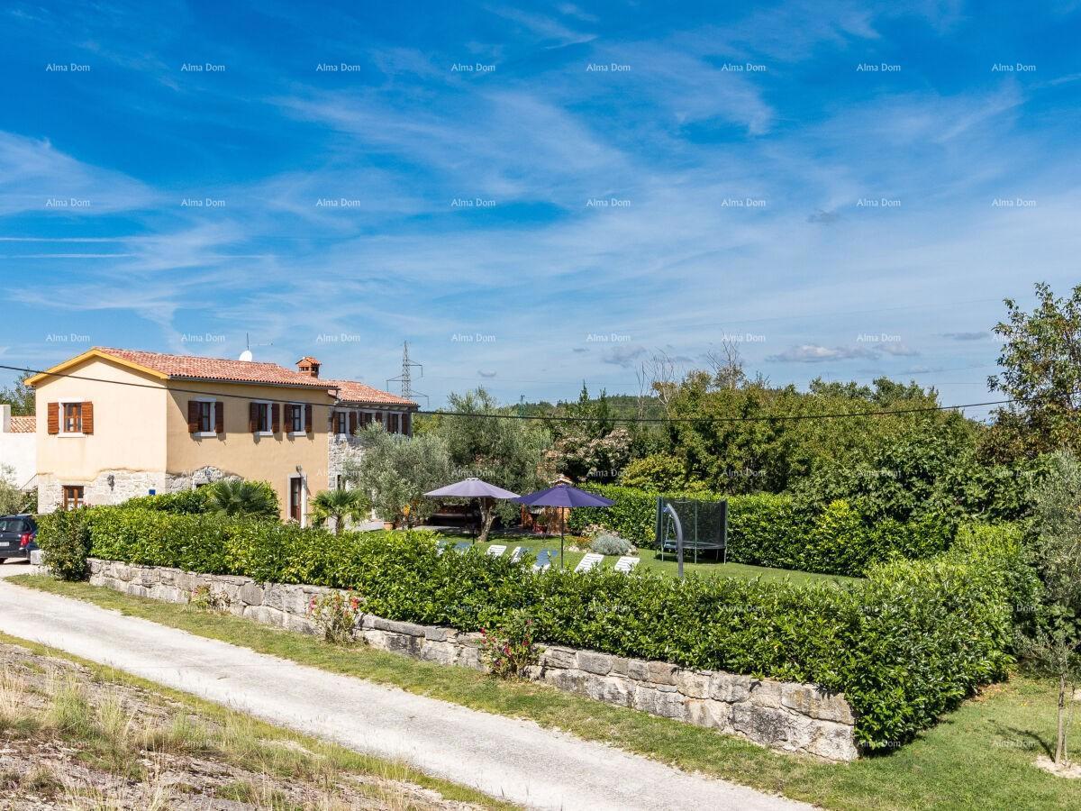 The translation of "Lijepa Villa blizina Pazina" to Italian is "Bella Villa vicino a Pazin."