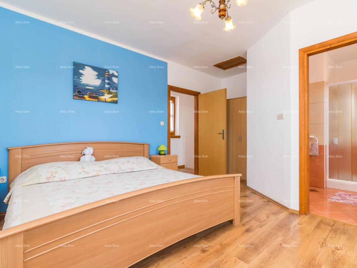 The translation of "Lijepa Villa blizina Pazina" to Italian is "Bella Villa vicino a Pazin."