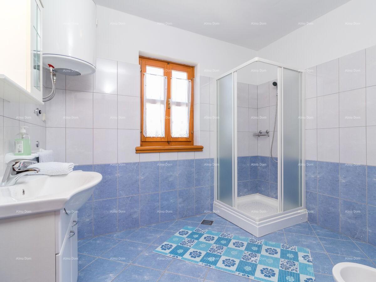 The translation of "Lijepa Villa blizina Pazina" to Italian is "Bella Villa vicino a Pazin."